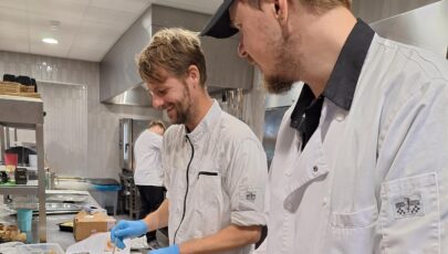 Twee personen bereiden broodje vallei in keuken
