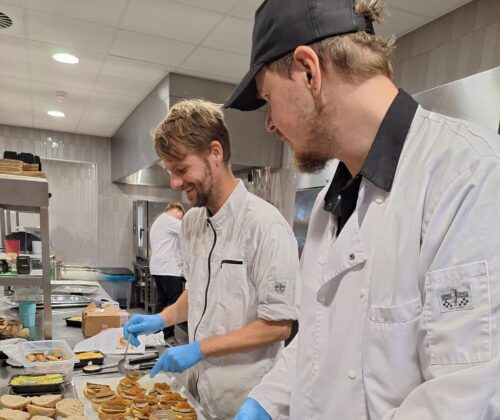 Twee personen bereiden broodje vallei in keuken