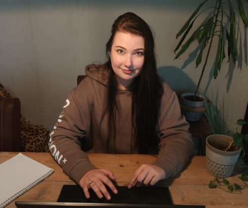 Vrouw op laptop