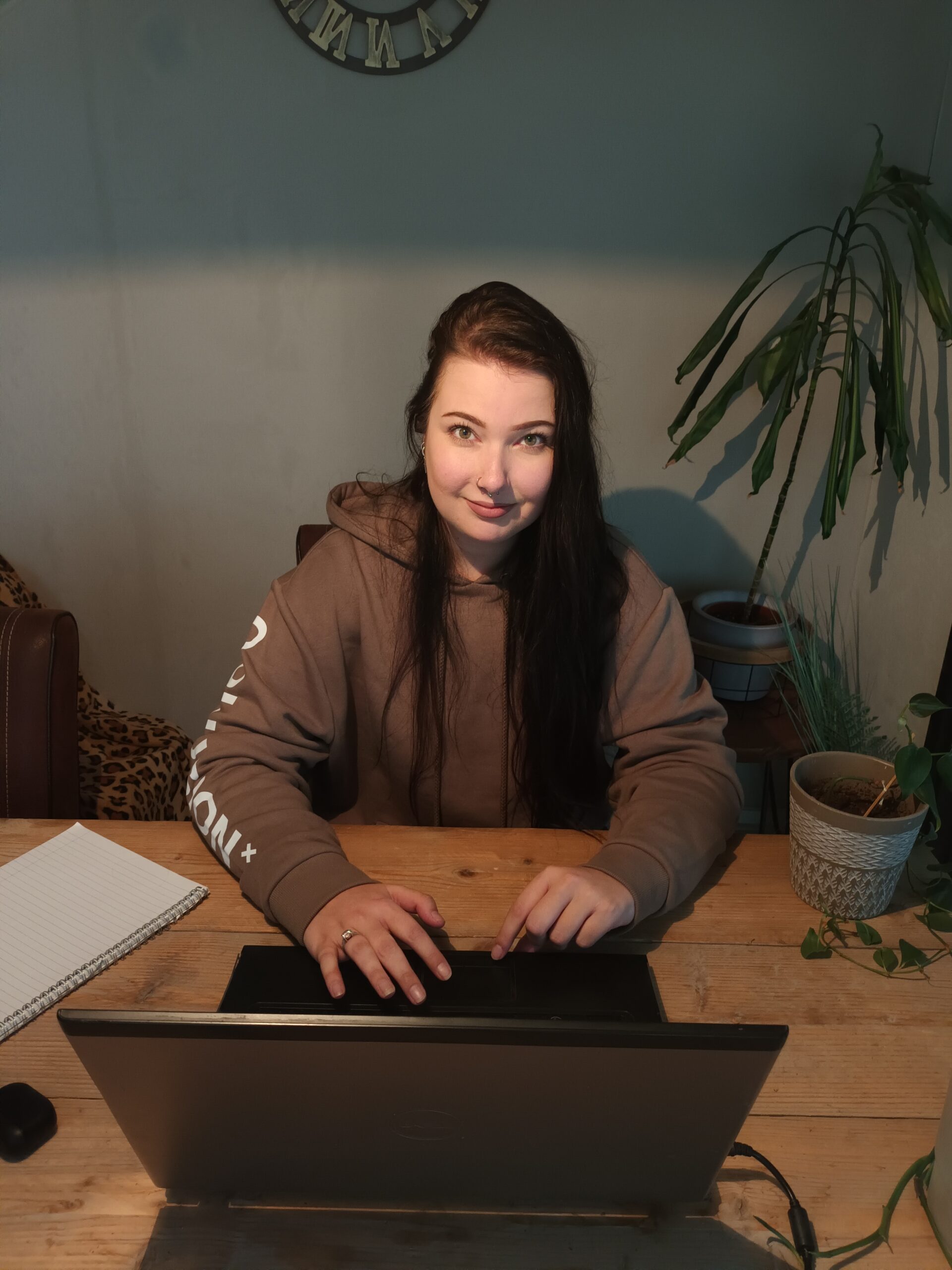 Vrouw op laptop